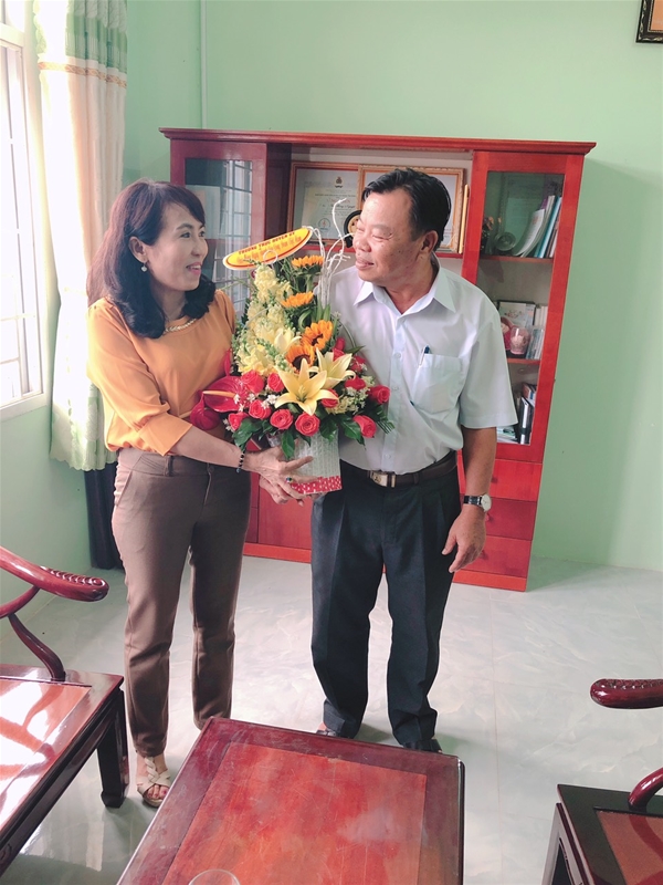 Đ/c: Nguyễn Văn Húy - Bi thư Huyện ủy, Chủ tịch UBND huyện tặng hoa chúc mừng tập thể cơ quan LĐLĐ huyện nhân ngày thành lập CĐVN