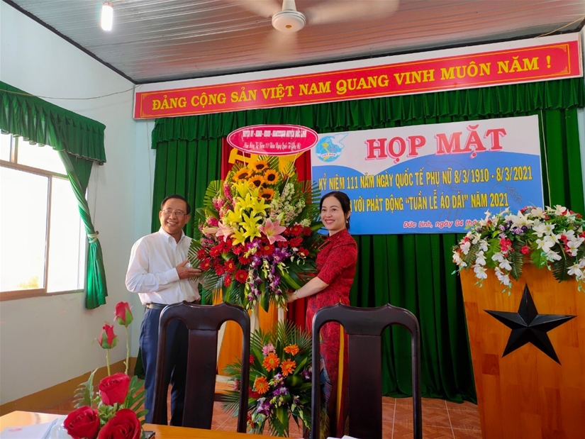 Đ/c Lê Văn Toàn - Phó Bí thư thường trực Huyện ủy tặng hoa chúc mừng 