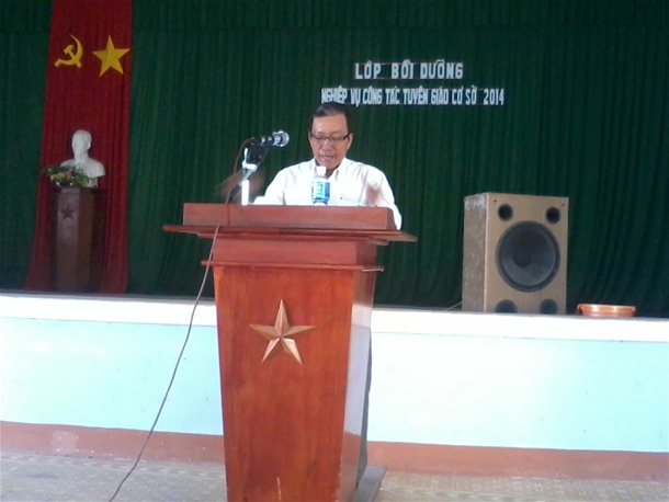 Đ/c Huỳnh Văn Tú - Trưởng Ban Tuyên giáo Huyện ủy triển khai chuyên đề học tập trong Hội nghị tập huấn nghiệp vụ Công tác tuyên giáo năm 2014