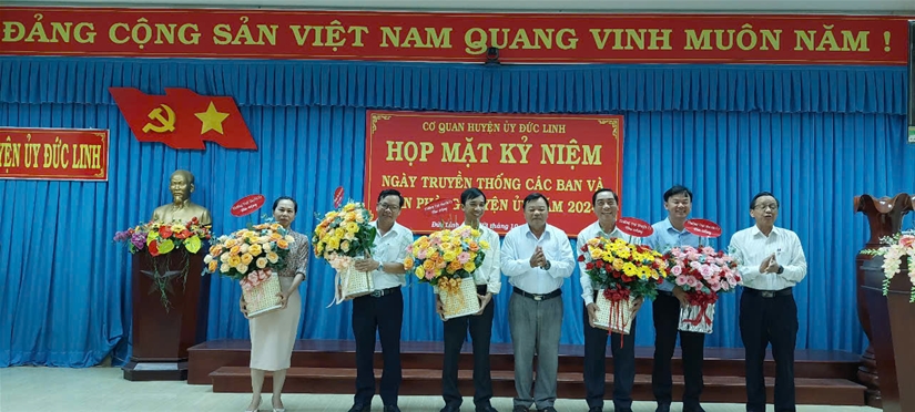 Thường trực Huyện ủy tặng hoa chúc mừng kỷ niệm Ngày thành lập các Ban xây dựng Đảng và Văn phòng Huyện ủy