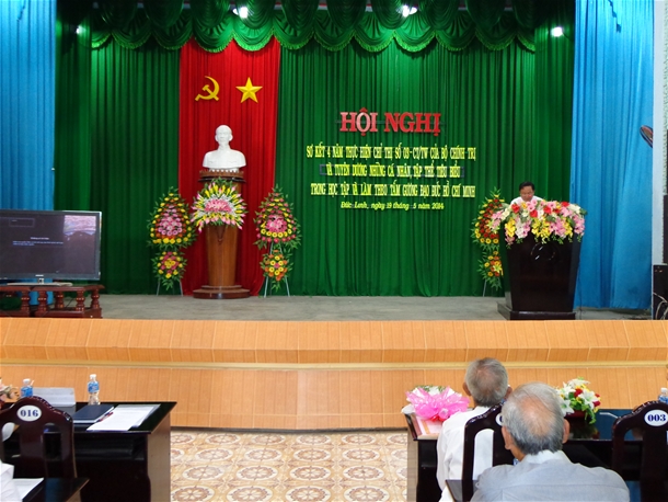 Đ/c Huỳnh Tấn Pháp - Bí thư Huyện ủy phát biểu tại Hội nghị