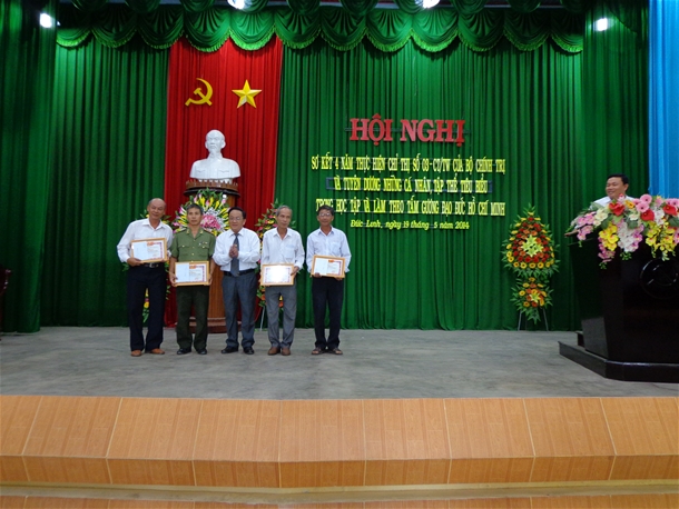 Đ/c Huỳnh Tấn Pháp - Bí thư Huyện ủy trao giấy khen cho các tập thể có thành tích xuất sắc tiêu biểu