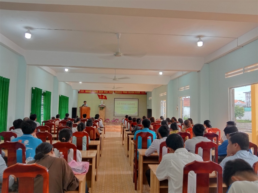 Đồng chí Trần Cao Thùy – Ủy viên BTV Huyện ủy, Trưởng Ban Tuyên giáo Huyện, Giám đốc Trung tâm Chính trị lên phát biểu khai giảng lớp học.