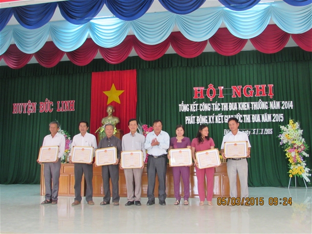 Đ/c Nguyễn Văn Húy -CT UBND huyện trao Bằng khen cho các tập thể 