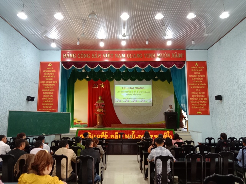Đồng chí Trần Cao Thùy – Uỷ viên Ban  Thường vụ Huyện ủy - Trưởng Ban  Tuyên giáo huyện - Giám đốc Trung tâm Chính trị lên phát biểu khai giảng lớp học
