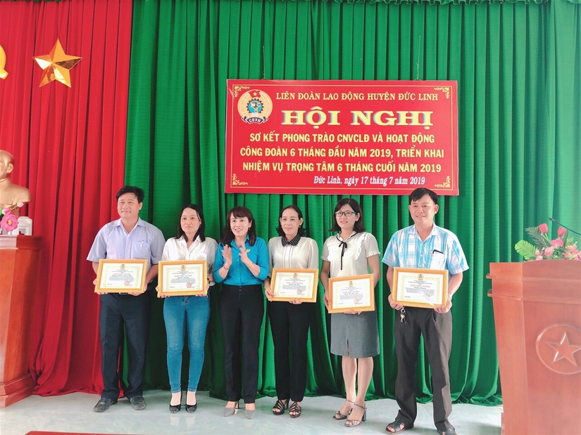 Đồng chí Phạm Thị Mộng Nguyệt - CT LĐLĐ huyện trao giấy khe cho tập thể cá nhân