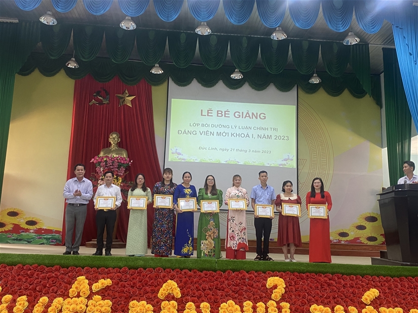 Đồng chí Trần Cao Thùy - Ủy viên BTV Huyện ủy, Trưởng Ban Tuyên giáo huyện, Giám đốc Trung tâm Chính trị lên trao giấy chứng nhận cho các học viên lớp Đảng viên mới khóa I, 2023